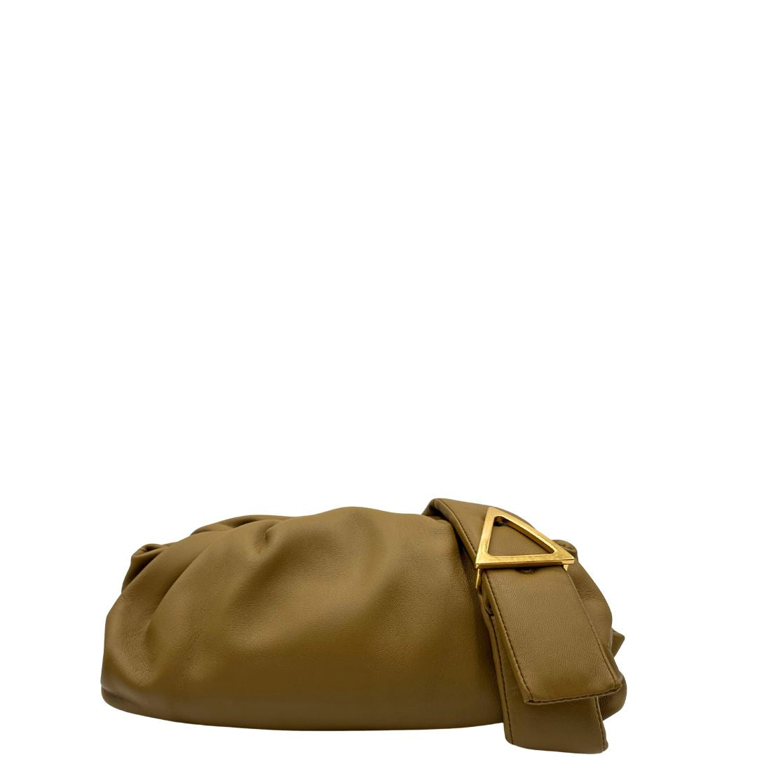 front Borsa Bottega Veneta in pelle verde oliva con parti metalliche dorate; munita di una tracolla regolabile impreziosita da una fibbia a triangolo. Completa di dustbag, di lusso, originale, ottime condizioni. 