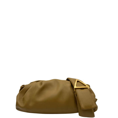 front Borsa Bottega Veneta in pelle verde oliva con parti metalliche dorate; munita di una tracolla regolabile impreziosita da una fibbia a triangolo. Completa di dustbag, di lusso, originale, ottime condizioni. 