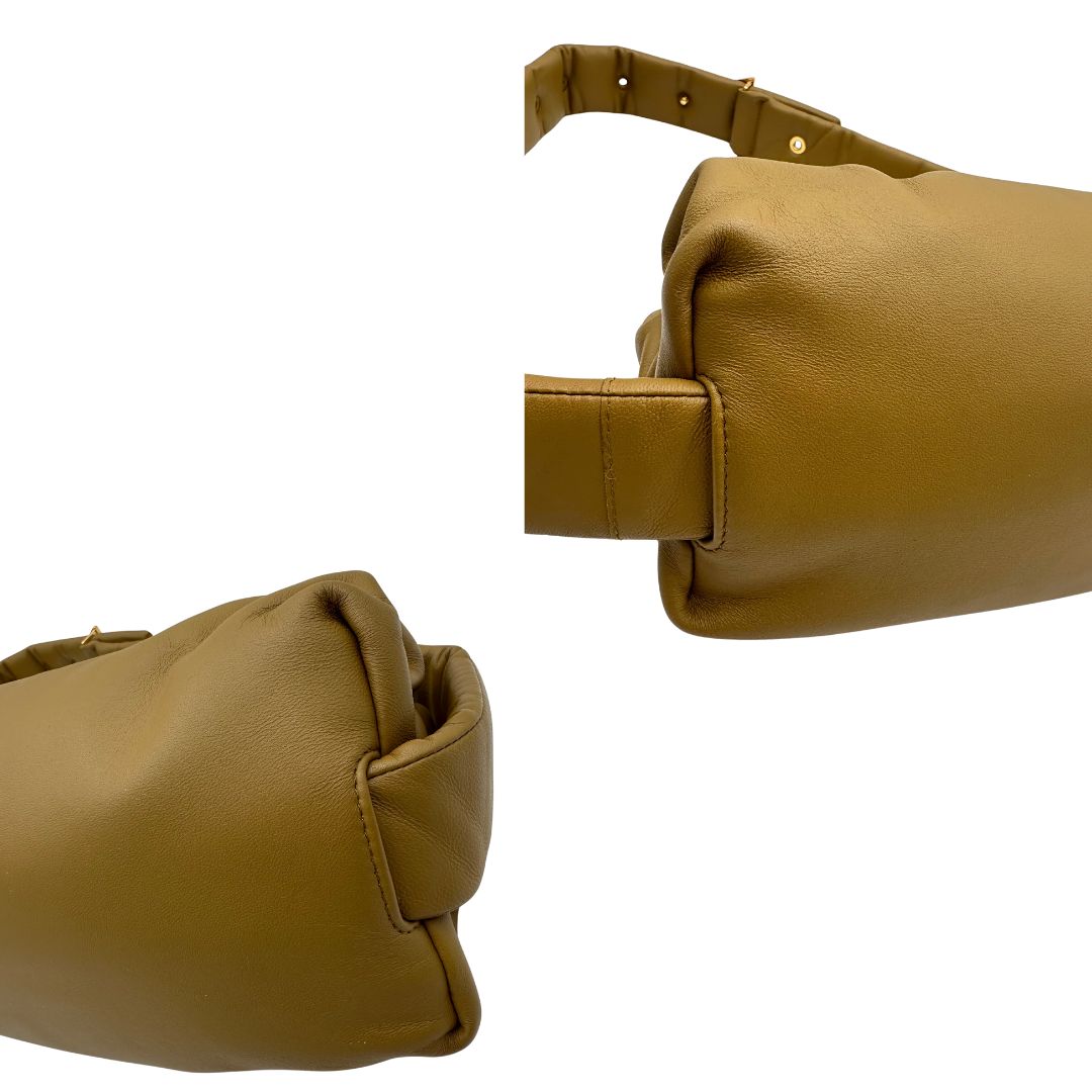 angoli Borsa Bottega Veneta in pelle verde oliva con parti metalliche dorate; munita di una tracolla regolabile impreziosita da una fibbia a triangolo. Completa di dustbag, di lusso, originale, ottime condizioni. 