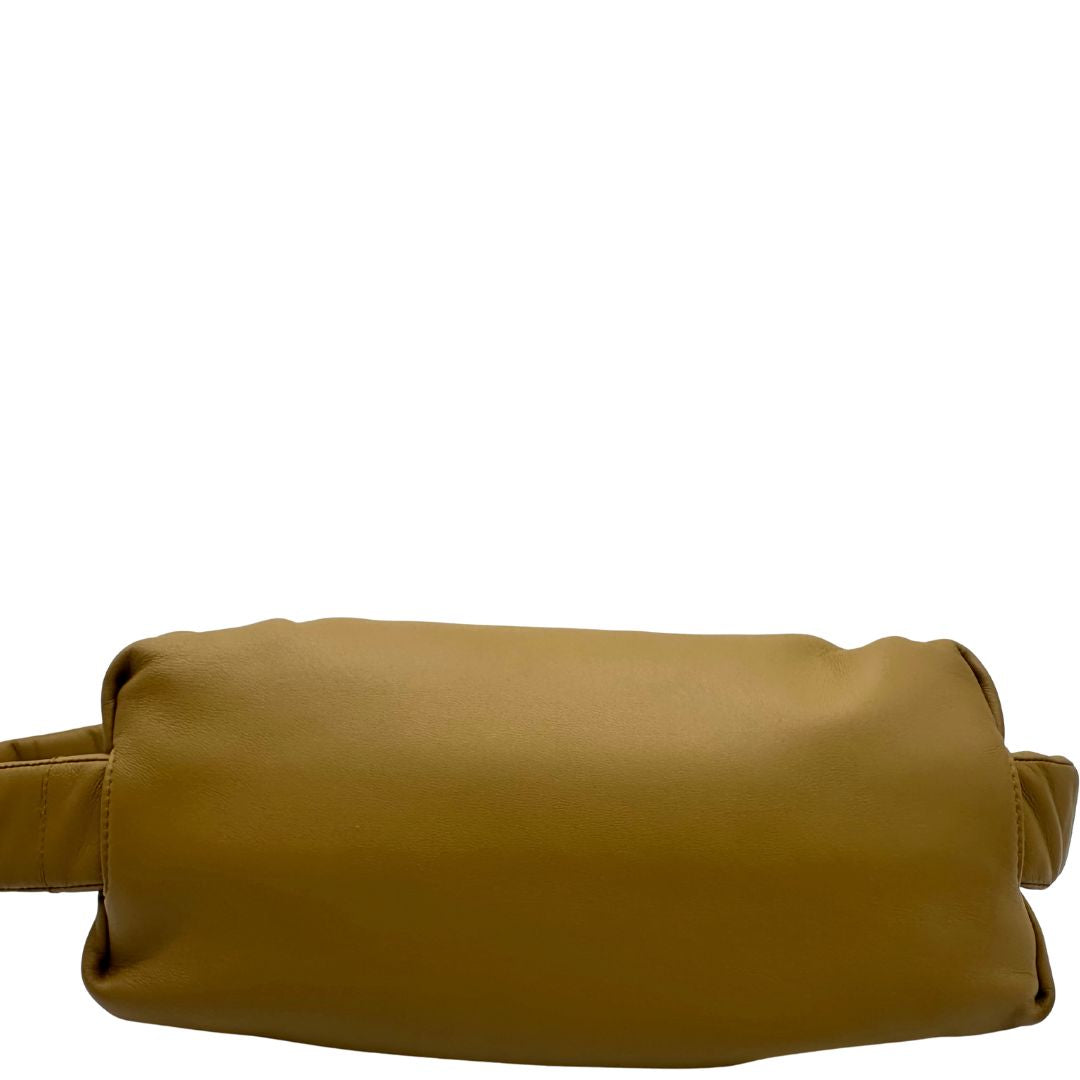 base Borsa Bottega Veneta in pelle verde oliva con parti metalliche dorate; munita di una tracolla regolabile impreziosita da una fibbia a triangolo. Completa di dustbag, di lusso, originale, ottime condizioni. 