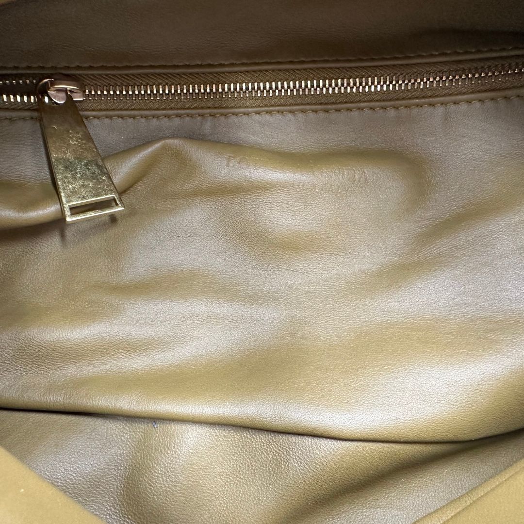 interno Borsa Bottega Veneta in pelle verde oliva con parti metalliche dorate; munita di una tracolla regolabile impreziosita da una fibbia a triangolo. Completa di dustbag, di lusso, originale, ottime condizioni. 