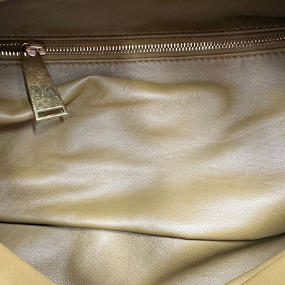 interno Borsa Bottega Veneta in pelle verde oliva con parti metalliche dorate; munita di una tracolla regolabile impreziosita da una fibbia a triangolo. Completa di dustbag, di lusso, originale, ottime condizioni. 