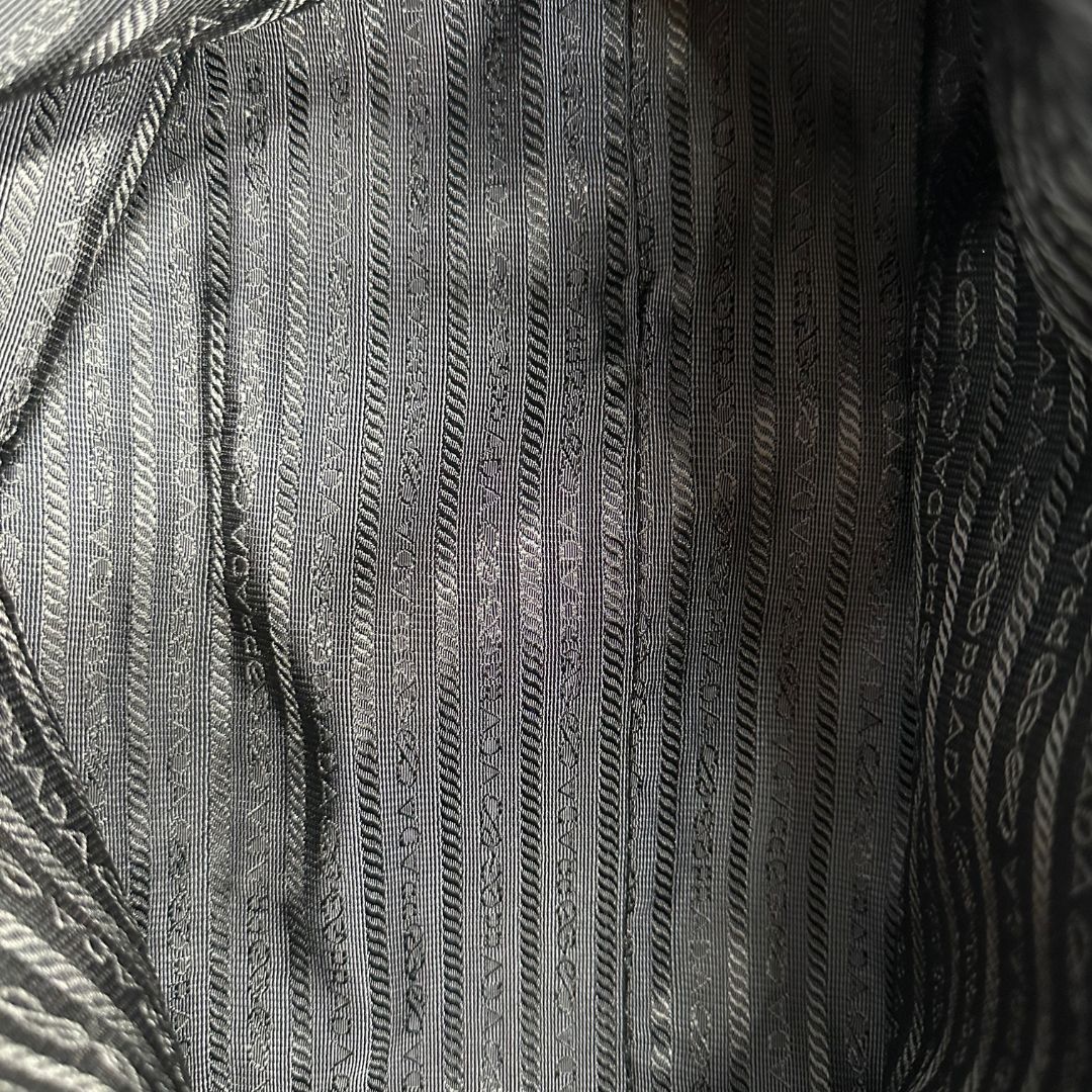 interno interno Borsa Prada in nylon color ottanio con finiture in pelle tono su tono e parti metalliche dorate; munita di doppi manici stondati e una tracolla amovibile e regolabile. Completa di dustbag, di lusso, originale, ottime condizioni.  