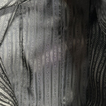 interno interno Borsa Prada in nylon color ottanio con finiture in pelle tono su tono e parti metalliche dorate; munita di doppi manici stondati e una tracolla amovibile e regolabile. Completa di dustbag, di lusso, originale, ottime condizioni.  