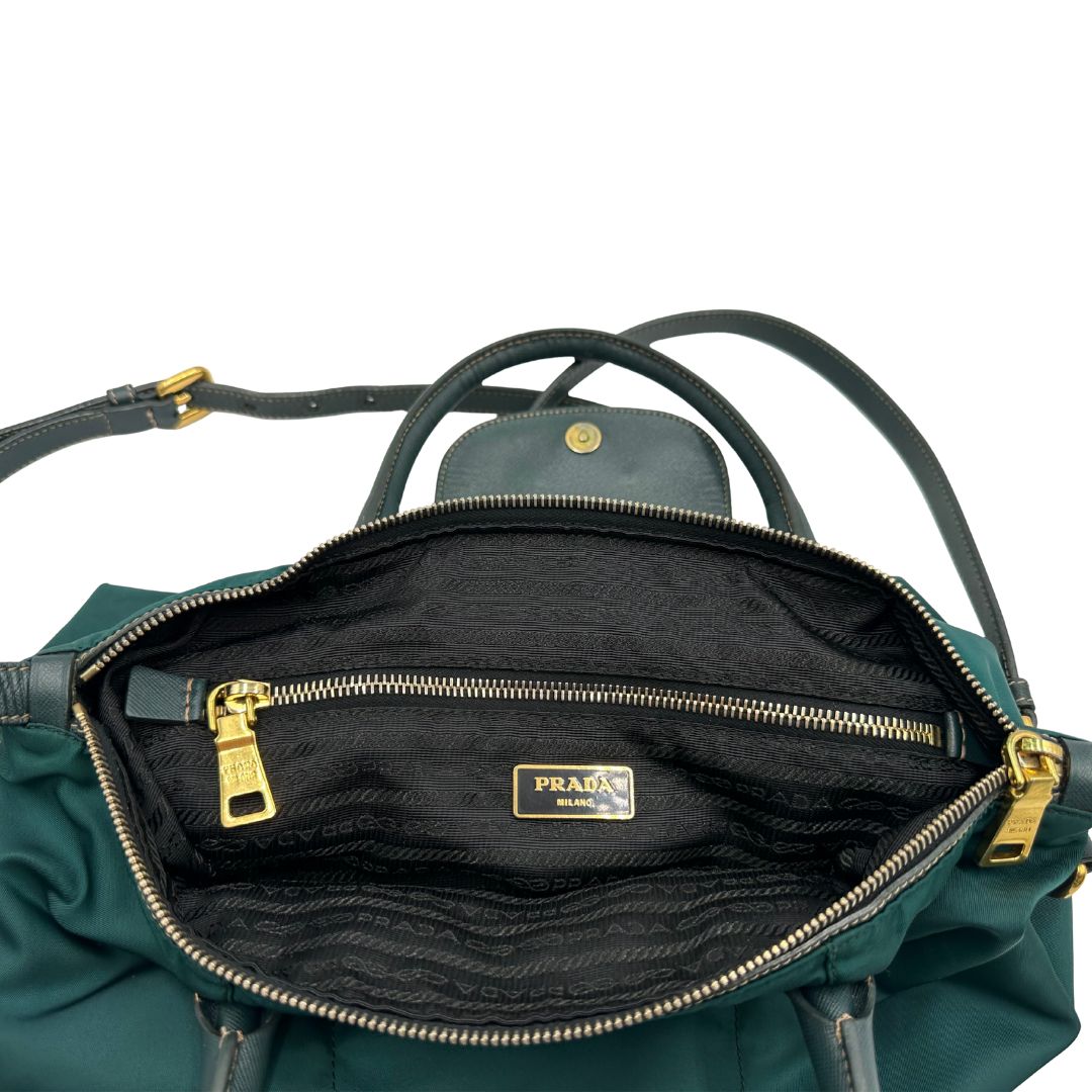 interno interno Borsa Prada in nylon color ottanio con finiture in pelle tono su tono e parti metalliche dorate; munita di doppi manici stondati e una tracolla amovibile e regolabile. Completa di dustbag, di lusso, originale, ottime condizioni. 