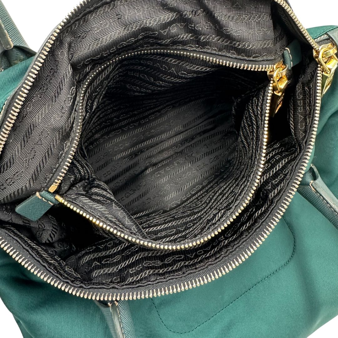 interno interno Borsa Prada in nylon color ottanio con finiture in pelle tono su tono e parti metalliche dorate; munita di doppi manici stondati e una tracolla amovibile e regolabile. Completa di dustbag, di lusso, originale, ottime condizioni. 