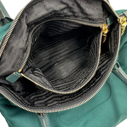 interno interno Borsa Prada in nylon color ottanio con finiture in pelle tono su tono e parti metalliche dorate; munita di doppi manici stondati e una tracolla amovibile e regolabile. Completa di dustbag, di lusso, originale, ottime condizioni. 