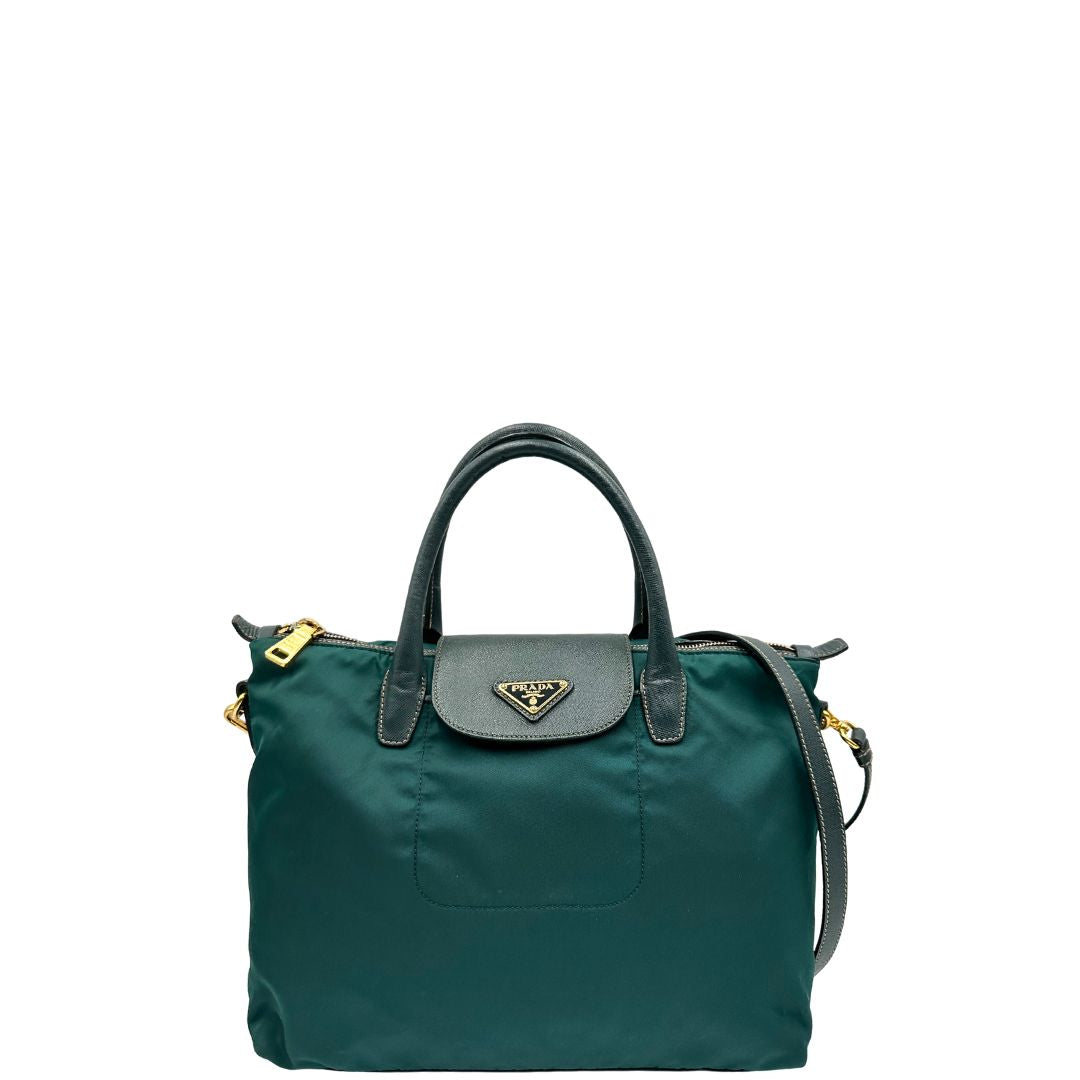 front Borsa Prada in nylon color ottanio con finiture in pelle tono su tono e parti metalliche dorate; munita di doppi manici stondati e una tracolla amovibile e regolabile. Completa di dustbag, di lusso, originale, ottime condizioni. 