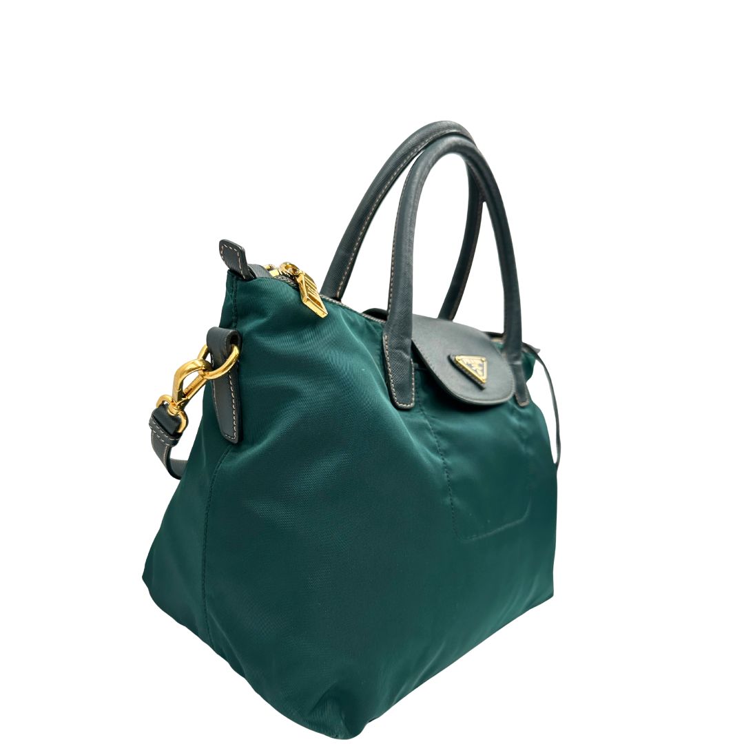 lato Borsa Prada in nylon color ottanio con finiture in pelle tono su tono e parti metalliche dorate; munita di doppi manici stondati e una tracolla amovibile e regolabile. Completa di dustbag, di lusso, originale, ottime condizioni. 