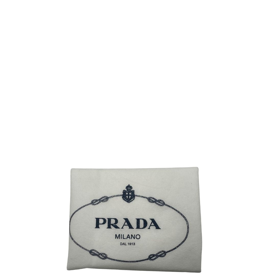 dustbag Borsa Prada in nylon color ottanio con finiture in pelle tono su tono e parti metalliche dorate; munita di doppi manici stondati e una tracolla amovibile e regolabile. Completa di dustbag, di lusso, originale, ottime condizioni. 