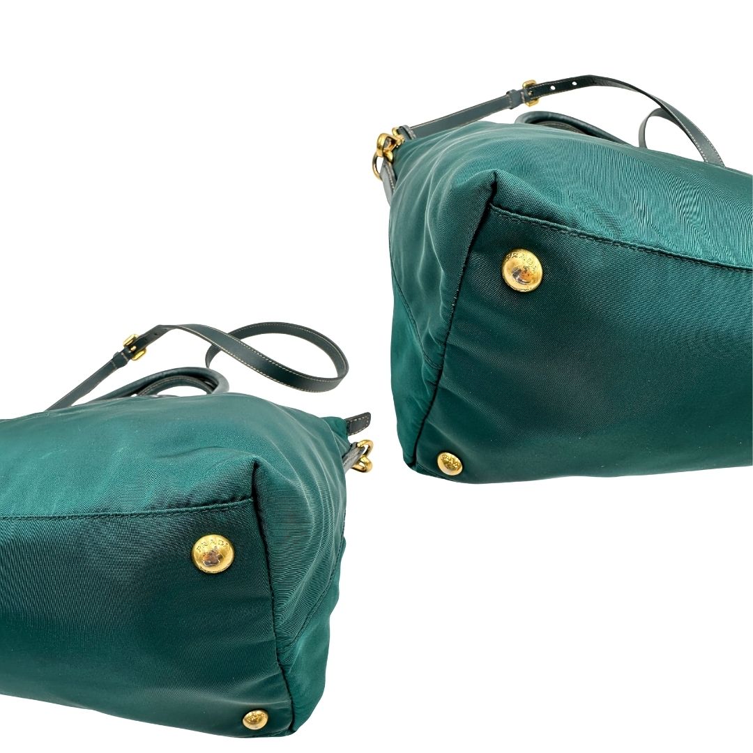 angoli Borsa Prada in nylon color ottanio con finiture in pelle tono su tono e parti metalliche dorate; munita di doppi manici stondati e una tracolla amovibile e regolabile. Completa di dustbag, di lusso, originale, ottime condizioni. 