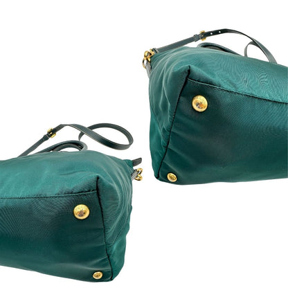 angoli Borsa Prada in nylon color ottanio con finiture in pelle tono su tono e parti metalliche dorate; munita di doppi manici stondati e una tracolla amovibile e regolabile. Completa di dustbag, di lusso, originale, ottime condizioni. 