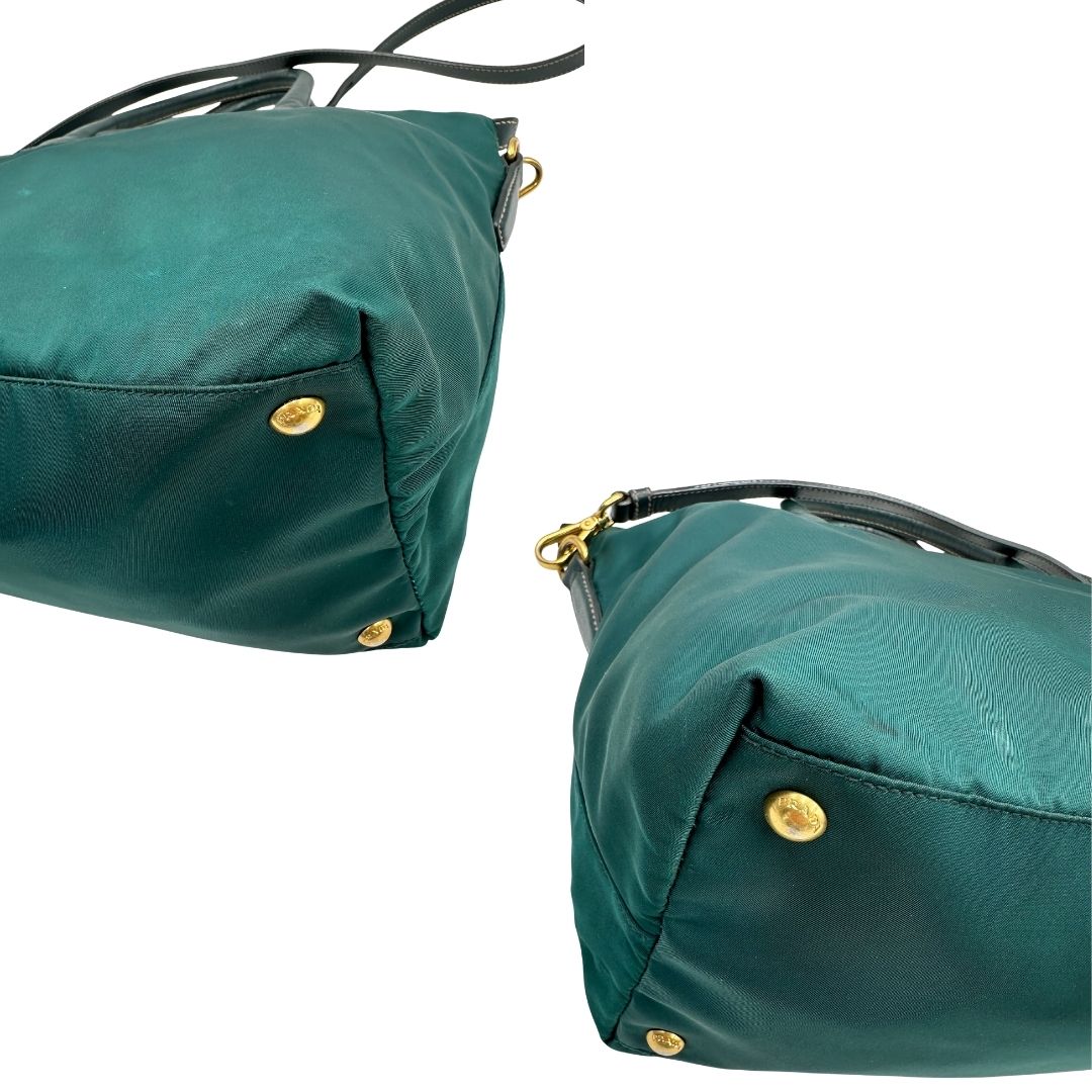 angoli Borsa Prada in nylon color ottanio con finiture in pelle tono su tono e parti metalliche dorate; munita di doppi manici stondati e una tracolla amovibile e regolabile. Completa di dustbag, di lusso, originale, ottime condizioni. 