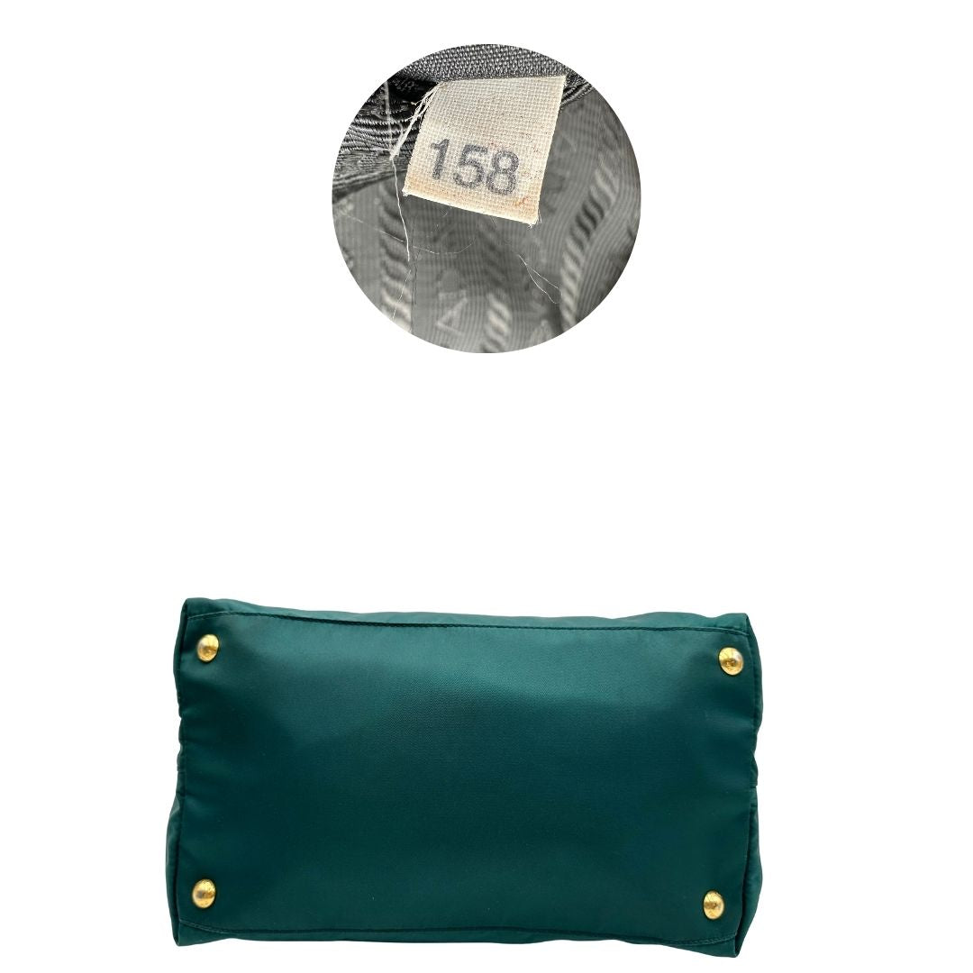 base Borsa Prada in nylon color ottanio con finiture in pelle tono su tono e parti metalliche dorate; munita di doppi manici stondati e una tracolla amovibile e regolabile. Completa di dustbag, di lusso, originale, ottime condizioni. 