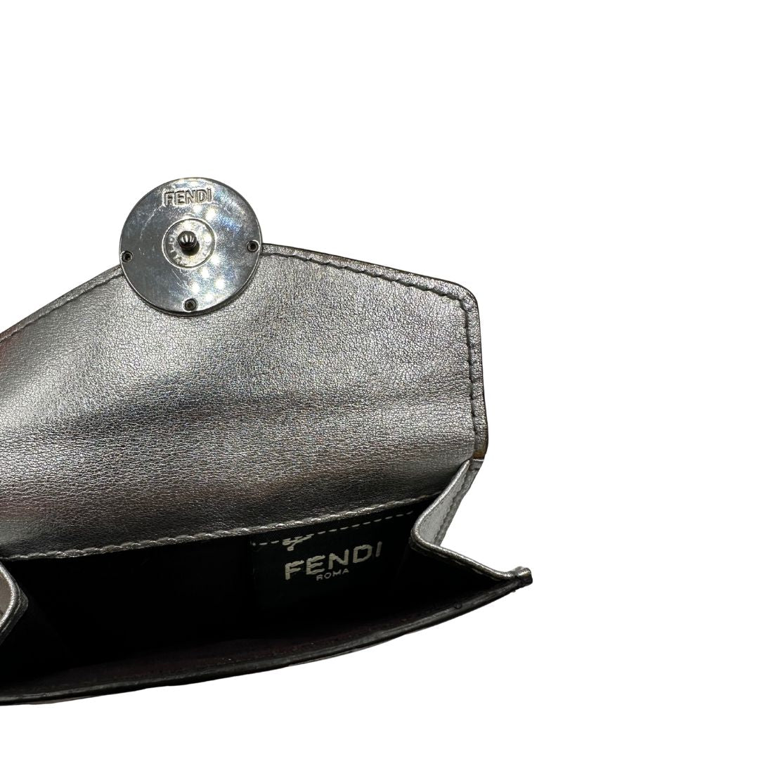 interno Portafoglio Fendi in pelle marrone trama Zucca e pelle color argento metallizzato, di lusso, originale, ottime condizioni.