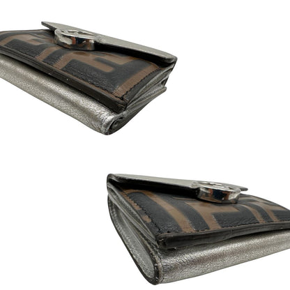 angoli Portafoglio Fendi in pelle marrone trama Zucca e pelle color argento metallizzato, di lusso, originale, ottime condizioni. 