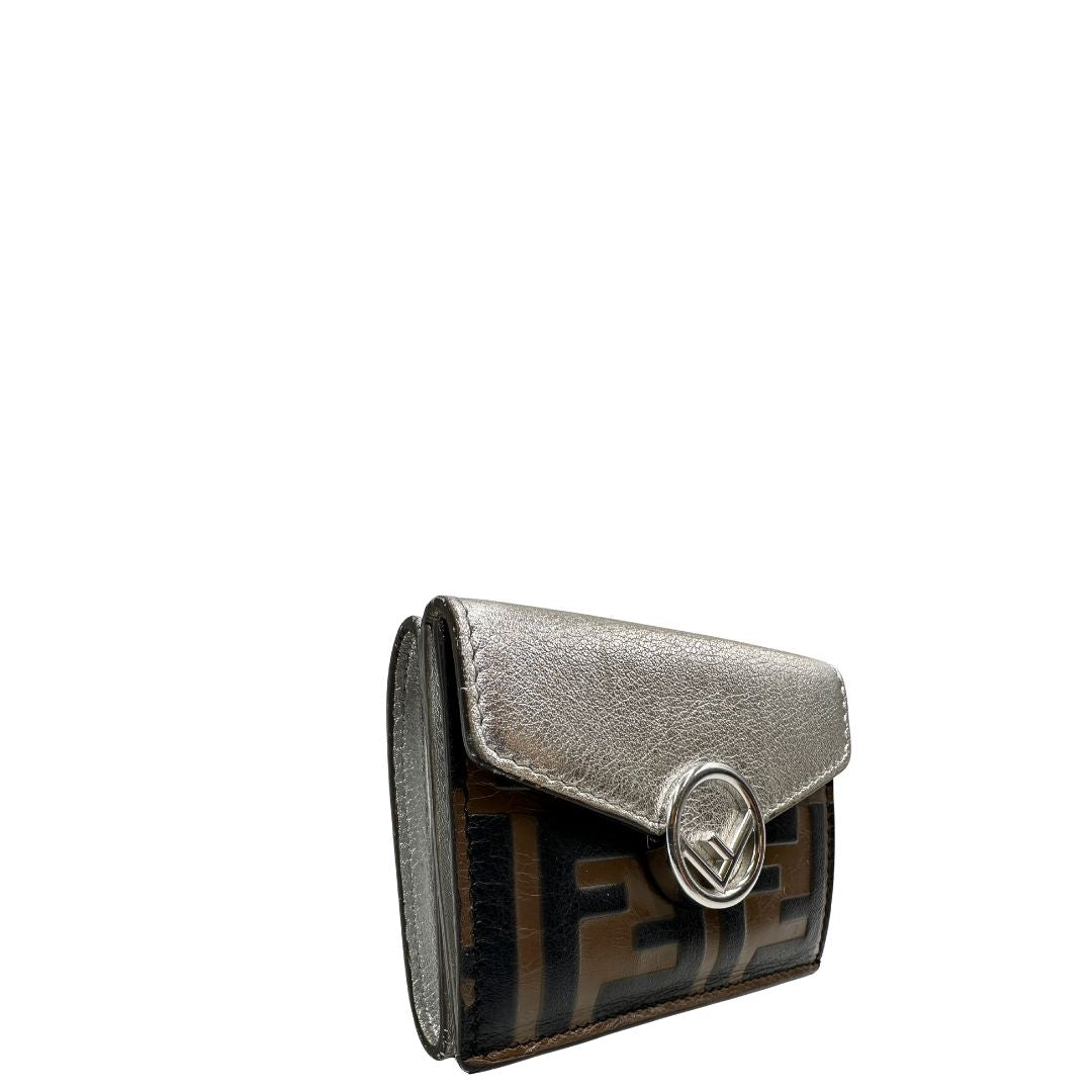 lato Portafoglio Fendi in pelle marrone trama Zucca e pelle color argento metallizzato, di lusso, originale, ottime condizioni. 