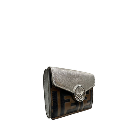 lato Portafoglio Fendi in pelle marrone trama Zucca e pelle color argento metallizzato, di lusso, originale, ottime condizioni. 