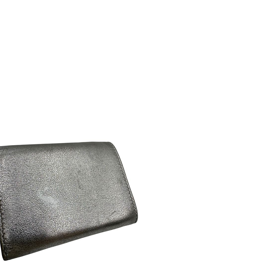 Portafoglio Fendi in pelle marrone trama Zucca e pelle color argento metallizzato, di lusso, originale, ottime condizioni.