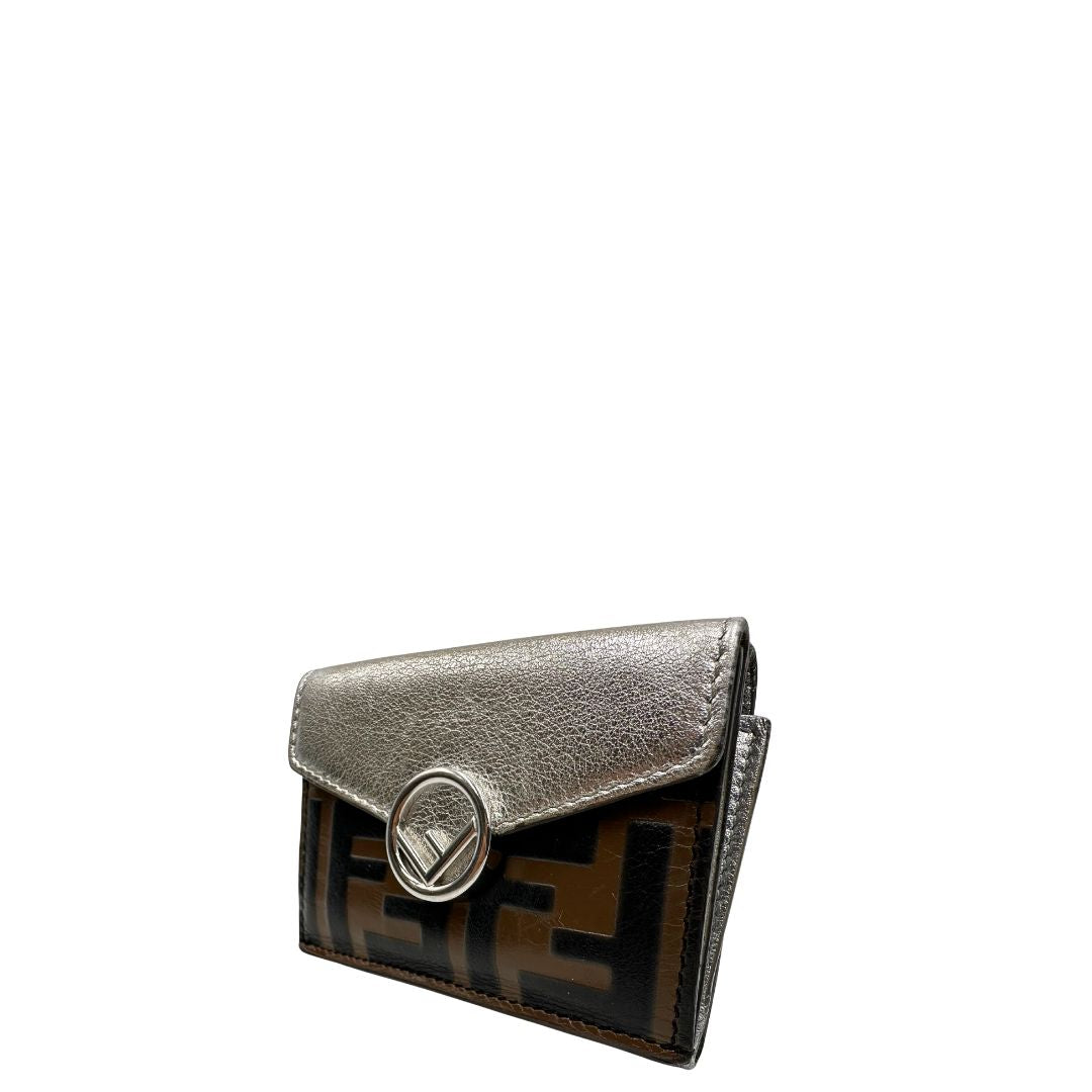 lato Portafoglio Fendi in pelle marrone trama Zucca e pelle color argento metallizzato, di lusso, originale, ottime condizioni. 