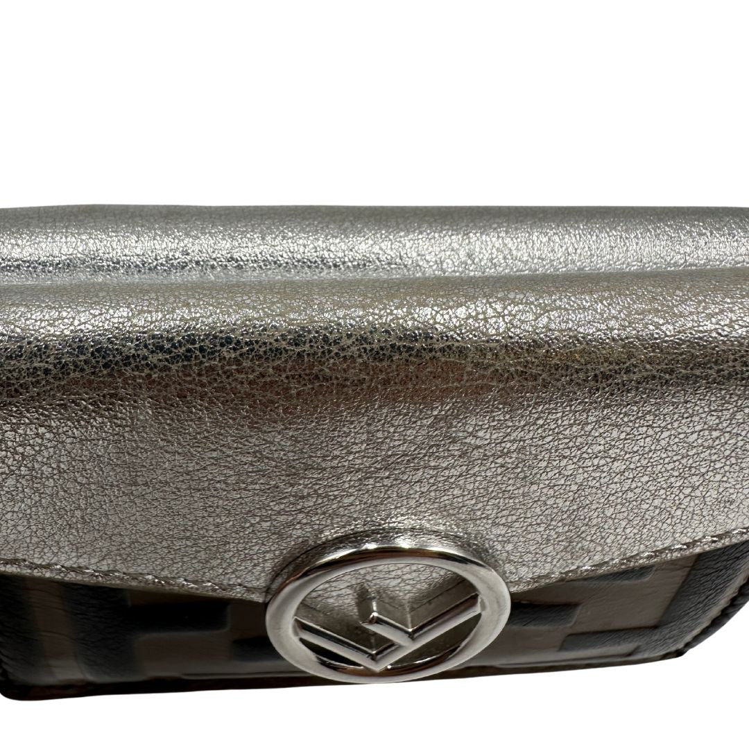 Portafoglio Fendi in pelle marrone trama Zucca e pelle color argento metallizzato, di lusso, originale, ottime condizioni. 