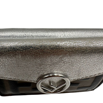Portafoglio Fendi in pelle marrone trama Zucca e pelle color argento metallizzato, di lusso, originale, ottime condizioni. 