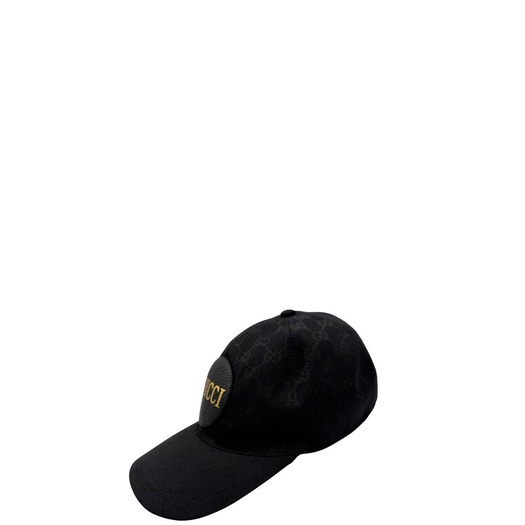 Cappello Gucci in tessuto GG nero con logo frontale dorato. Munito di dustbag e cartellino, di lusso, originale, ottime condizioni.