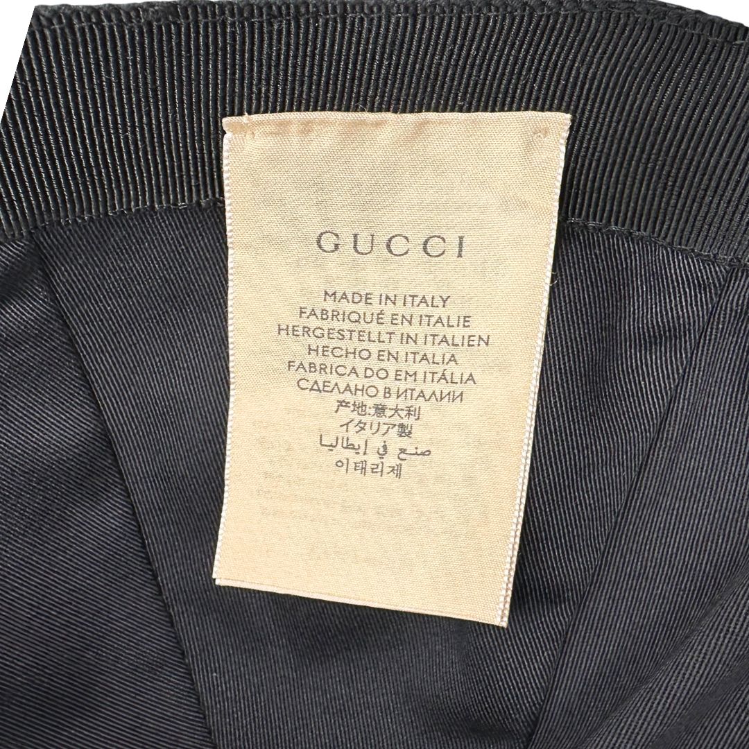 Cappello Gucci in tessuto GG nero con logo frontale dorato. Munito di dustbag e cartellino, di lusso, originale, ottime condizioni.