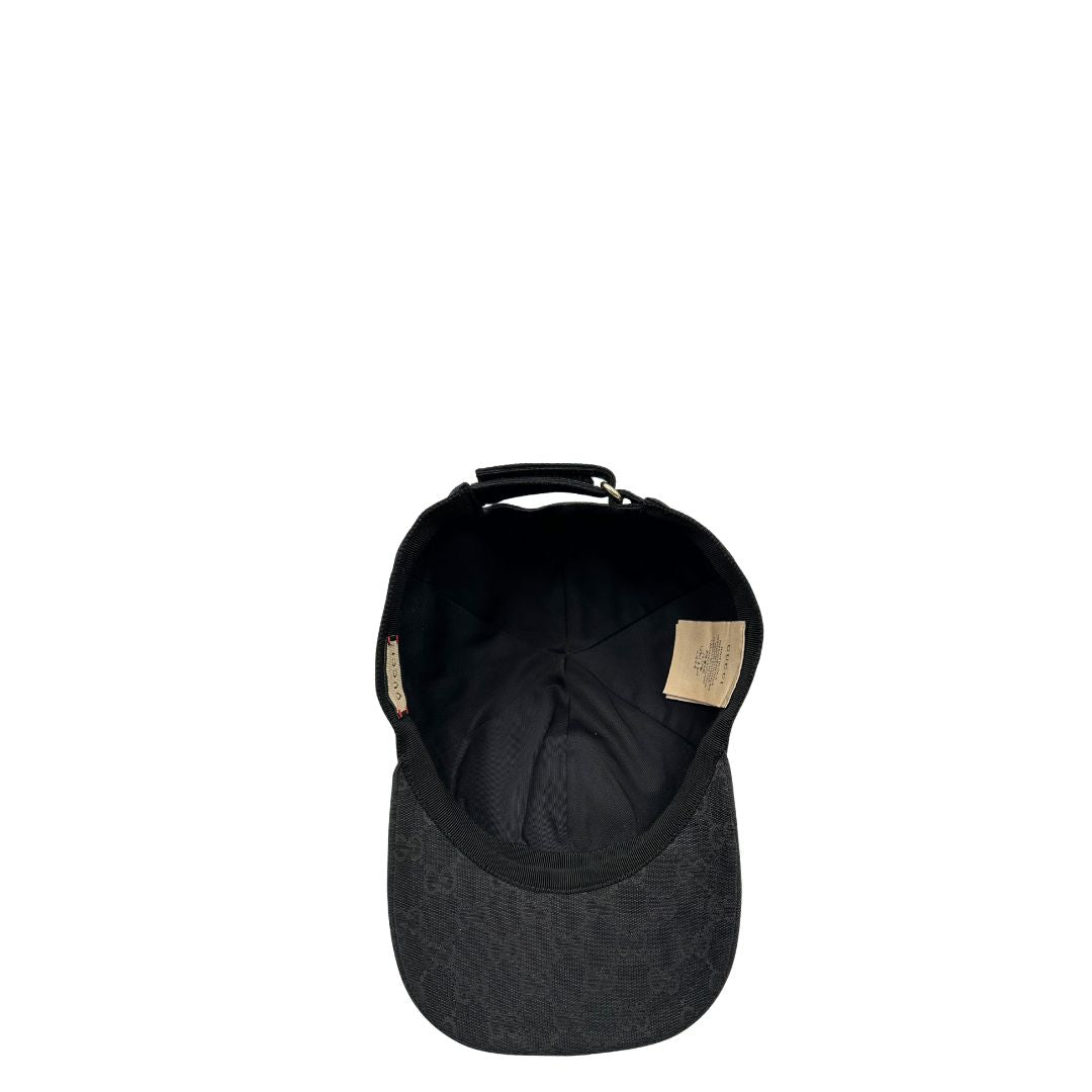 Cappello Gucci in tessuto GG nero con logo frontale dorato. Munito di dustbag e cartellino, di lusso, originale, ottime condizioni.