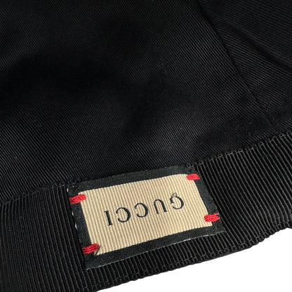 Cappello Gucci in tessuto GG nero con logo frontale dorato. Munito di dustbag e cartellino, di lusso, originale, ottime condizioni.