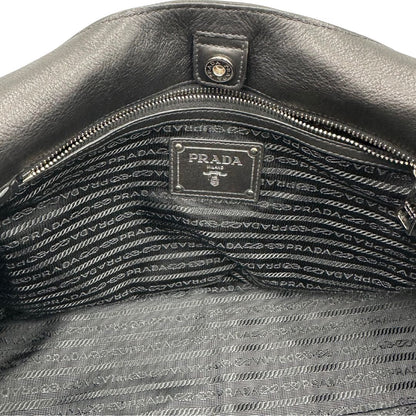 interno Borsa Prada in pelle nera con parti metalliche argentate; munita di doppi manici in pelle e catena intrecciati, da portare a spalla, di lusso, originale, ottime condizioni, usata.