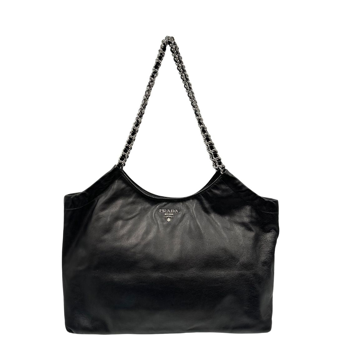 front Borsa Prada in pelle nera con parti metalliche argentate; munita di doppi manici in pelle e catena intrecciati, da portare a spalla, di lusso, originale, ottime condizioni, usata. 