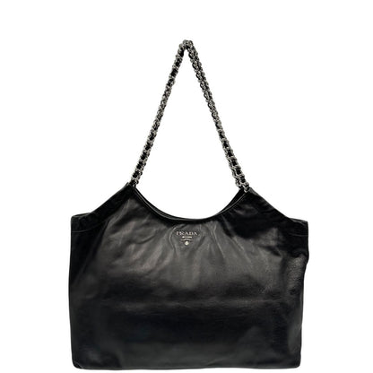 front Borsa Prada in pelle nera con parti metalliche argentate; munita di doppi manici in pelle e catena intrecciati, da portare a spalla, di lusso, originale, ottime condizioni, usata. 