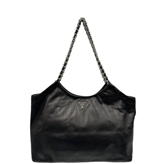 front Borsa Prada in pelle nera con parti metalliche argentate; munita di doppi manici in pelle e catena intrecciati, da portare a spalla, di lusso, originale, ottime condizioni, usata. 