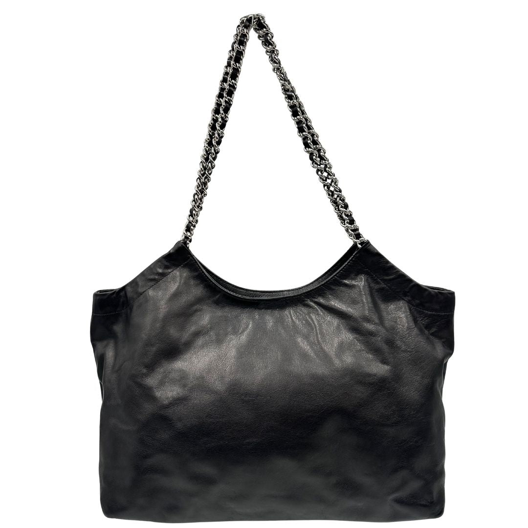 retro Borsa Prada in pelle nera con parti metalliche argentate; munita di doppi manici in pelle e catena intrecciati, da portare a spalla, di lusso, originale, ottime condizioni, usata.