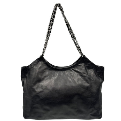 retro Borsa Prada in pelle nera con parti metalliche argentate; munita di doppi manici in pelle e catena intrecciati, da portare a spalla, di lusso, originale, ottime condizioni, usata.