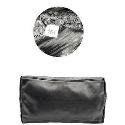 base e codice Borsa Prada in pelle nera con parti metalliche argentate; munita di doppi manici in pelle e catena intrecciati, da portare a spalla, di lusso, originale, ottime condizioni, usata. 