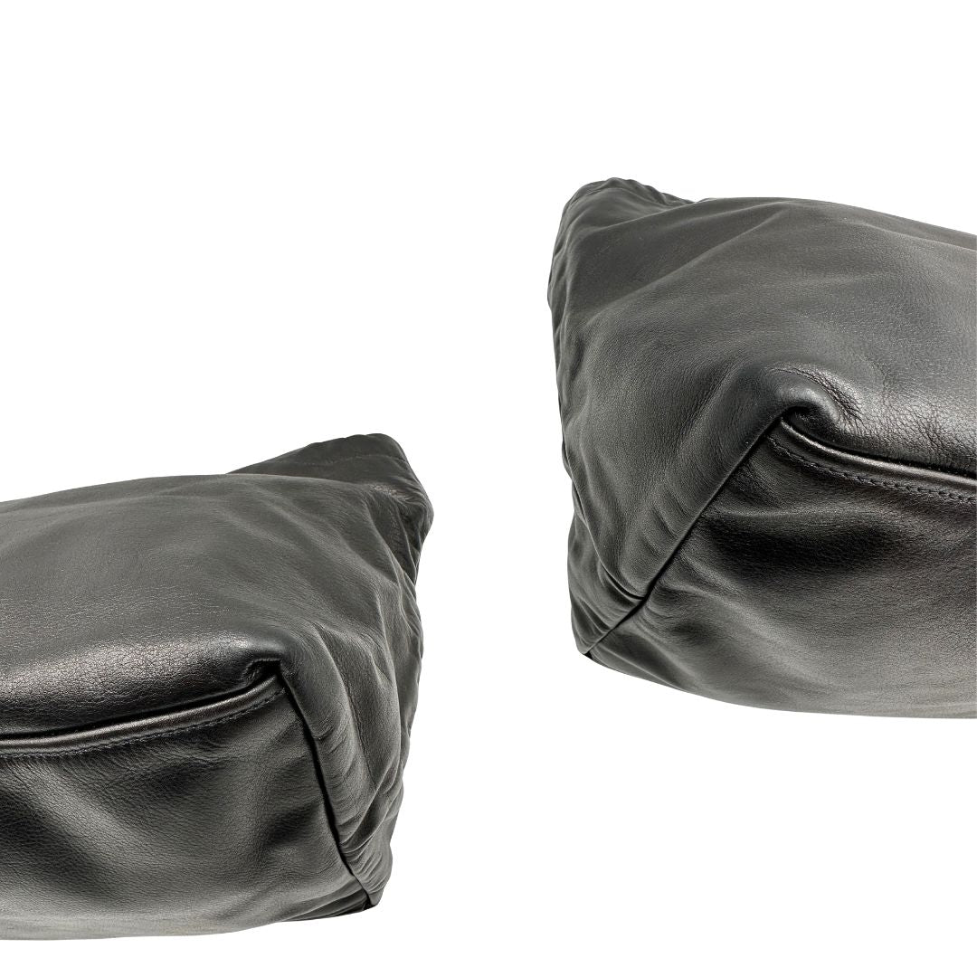 angoli Borsa Prada in pelle nera con parti metalliche argentate; munita di doppi manici in pelle e catena intrecciati, da portare a spalla, di lusso, originale, ottime condizioni, usata. 