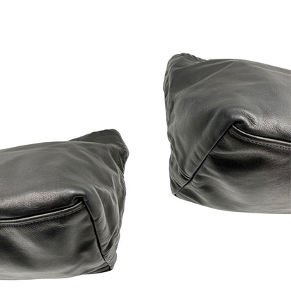 angoli Borsa Prada in pelle nera con parti metalliche argentate; munita di doppi manici in pelle e catena intrecciati, da portare a spalla, di lusso, originale, ottime condizioni, usata. 