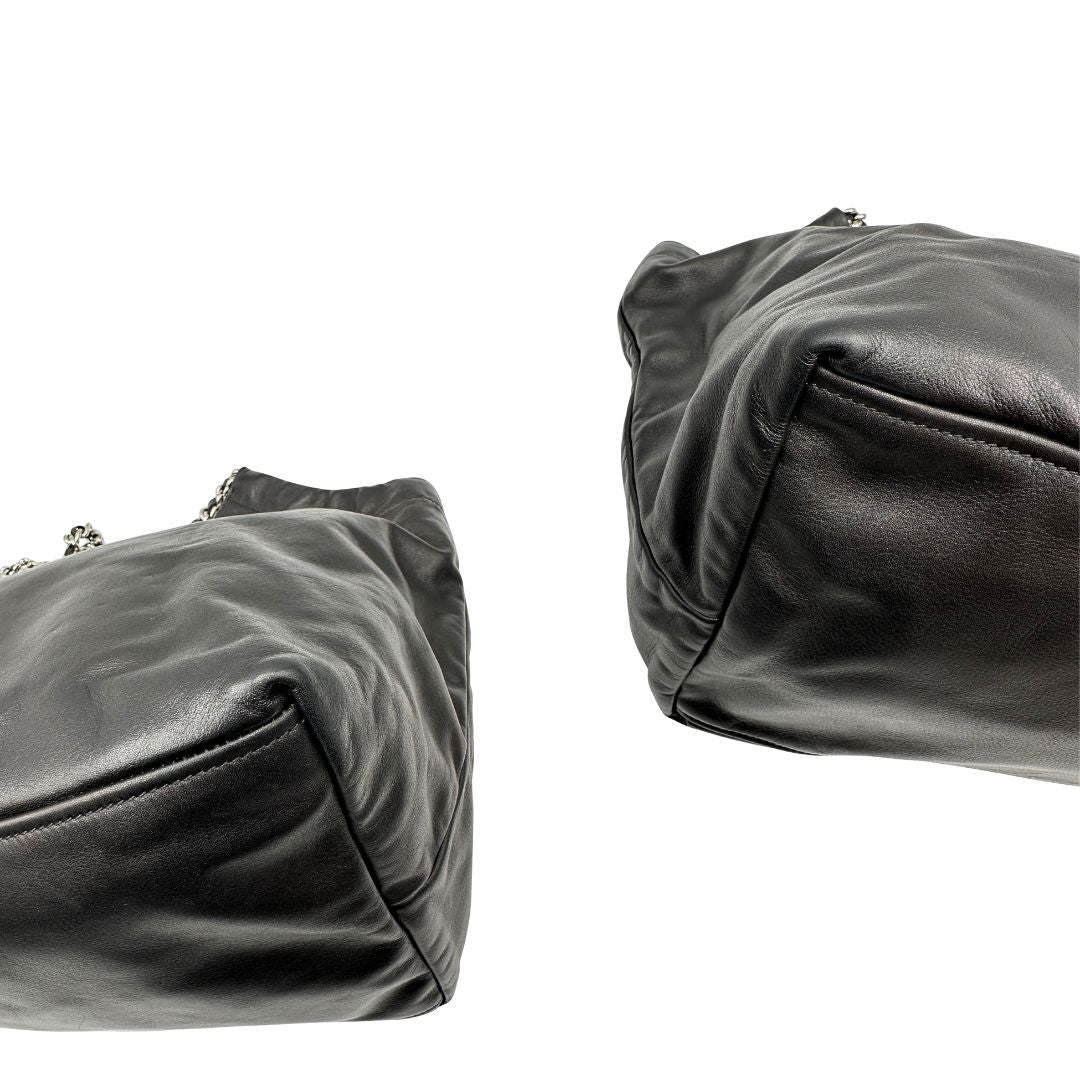 angoli Borsa Prada in pelle nera con parti metalliche argentate; munita di doppi manici in pelle e catena intrecciati, da portare a spalla, di lusso, originale, ottime condizioni, usata.
