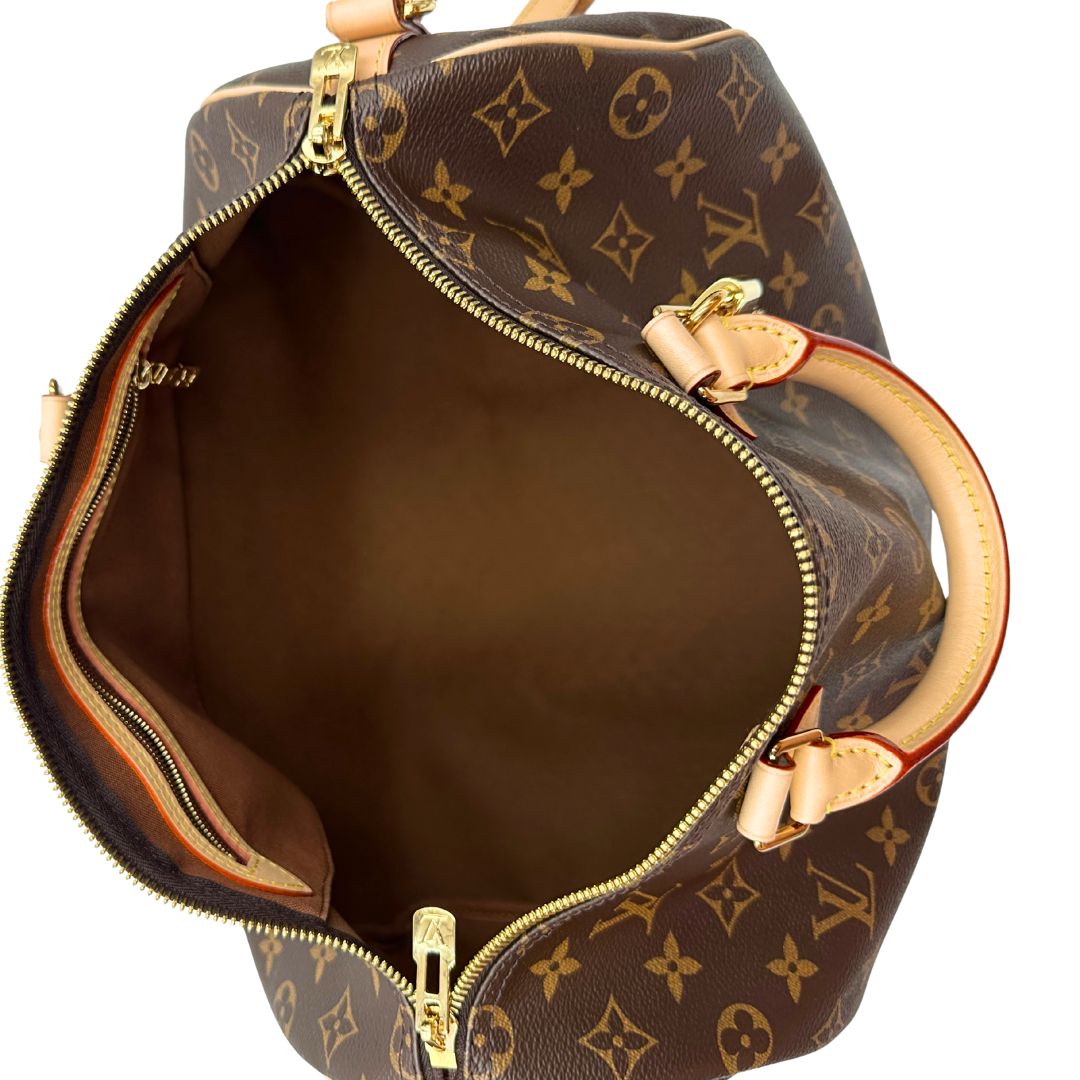 interno Borsa Speedy 35 in canvas marrone monogram con finiture in vacchetta naturale e parti metalliche dorate; munita di doppi manici stondati e una tracolla amovibile e regolabile. Completa di corredo, lucchetto e chiavi, di lusso, originale, eccellenti condizioni. 