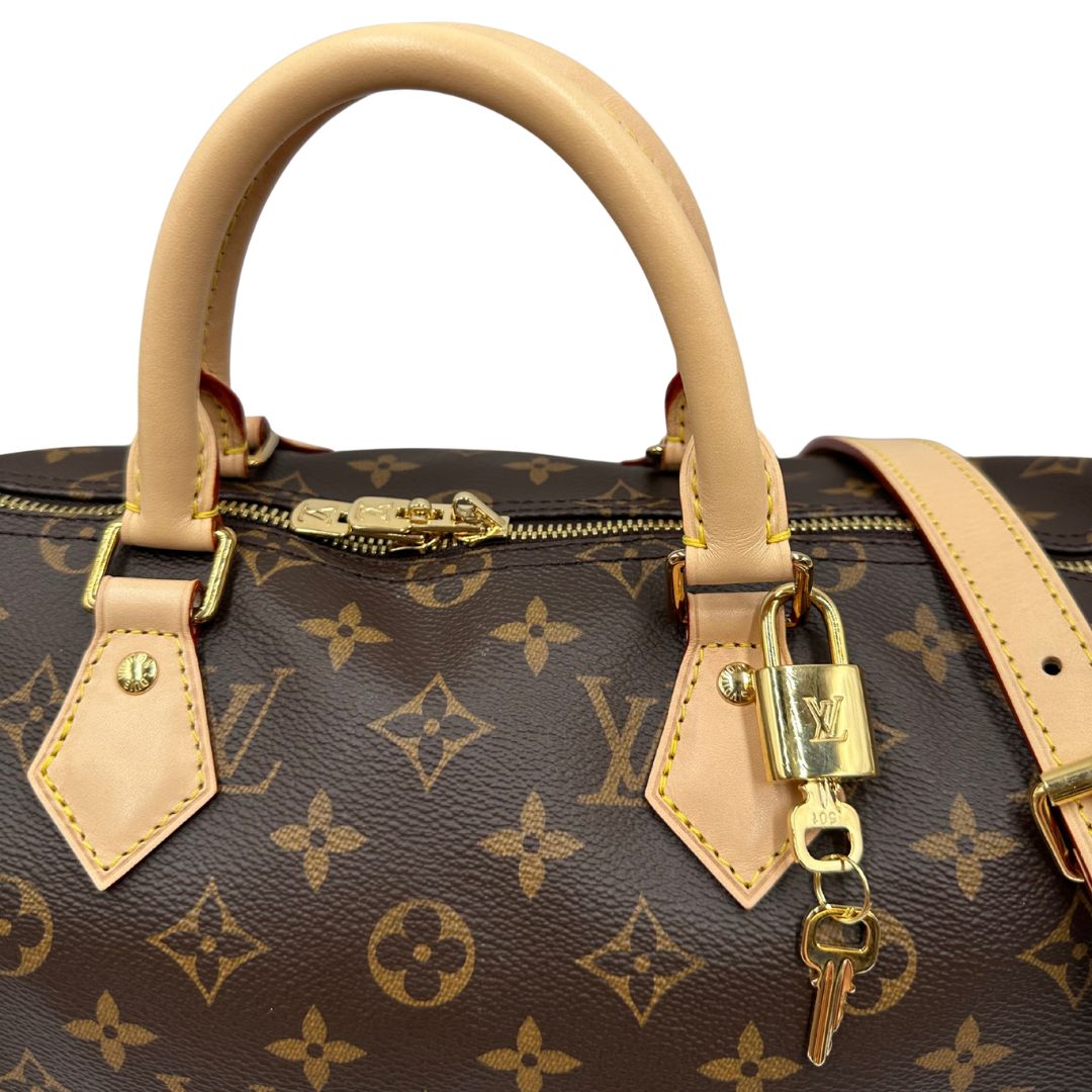 manici Borsa Speedy 35 in canvas marrone monogram con finiture in vacchetta naturale e parti metalliche dorate; munita di doppi manici stondati e una tracolla amovibile e regolabile. Completa di corredo, lucchetto e chiavi, di lusso, originale, eccellenti condizioni. 