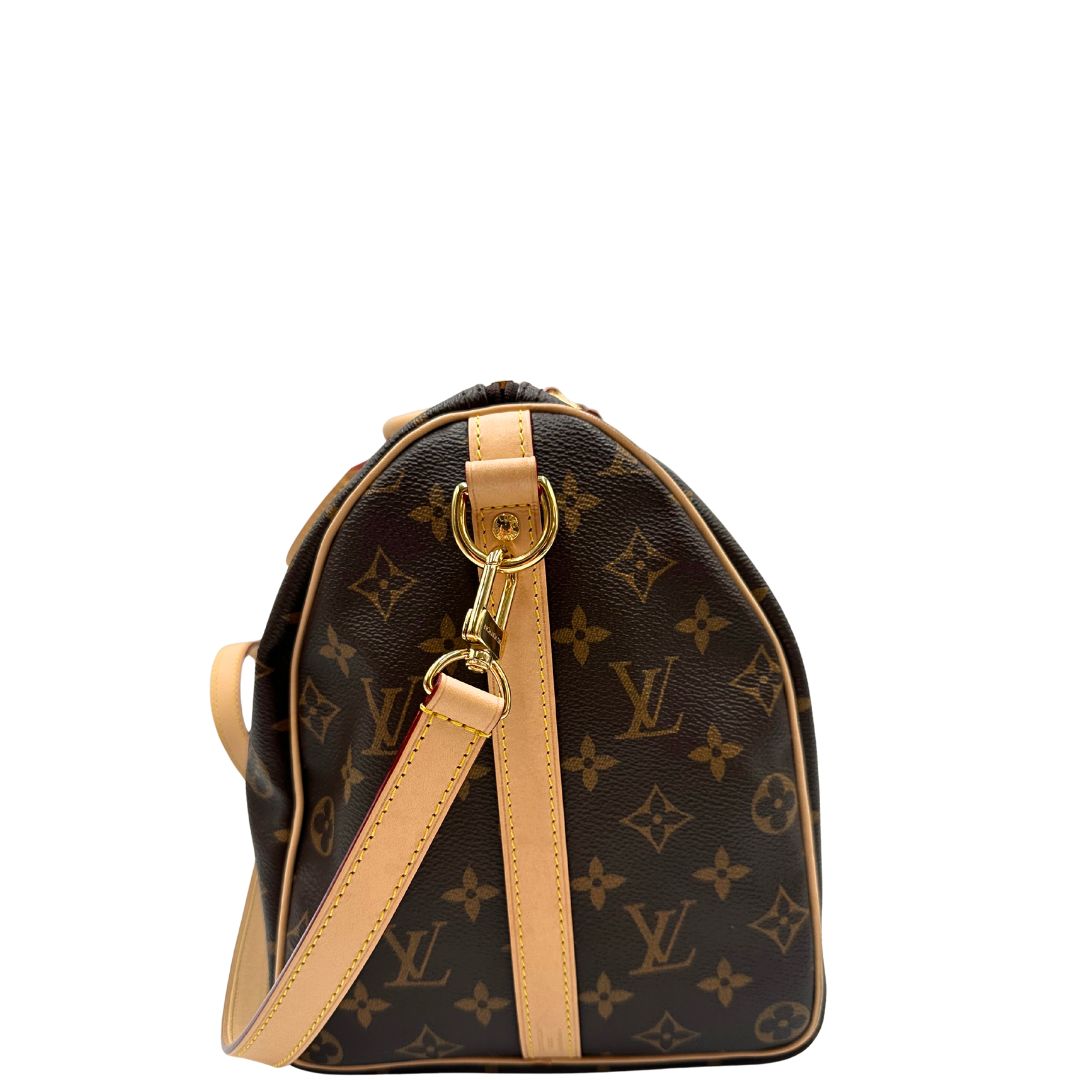 lato Borsa Speedy 35 in canvas marrone monogram con finiture in vacchetta naturale e parti metalliche dorate; munita di doppi manici stondati e una tracolla amovibile e regolabile. Completa di corredo, lucchetto e chiavi, di lusso, originale, eccellenti condizioni. 