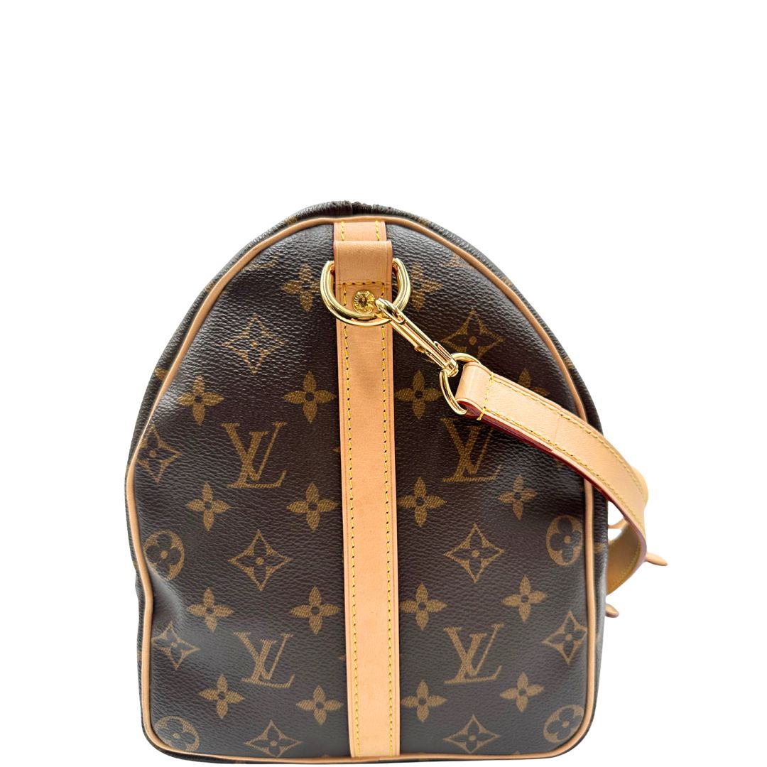 lato Borsa Speedy 35 in canvas marrone monogram con finiture in vacchetta naturale e parti metalliche dorate; munita di doppi manici stondati e una tracolla amovibile e regolabile. Completa di corredo, lucchetto e chiavi, di lusso, originale, eccellenti condizioni. 