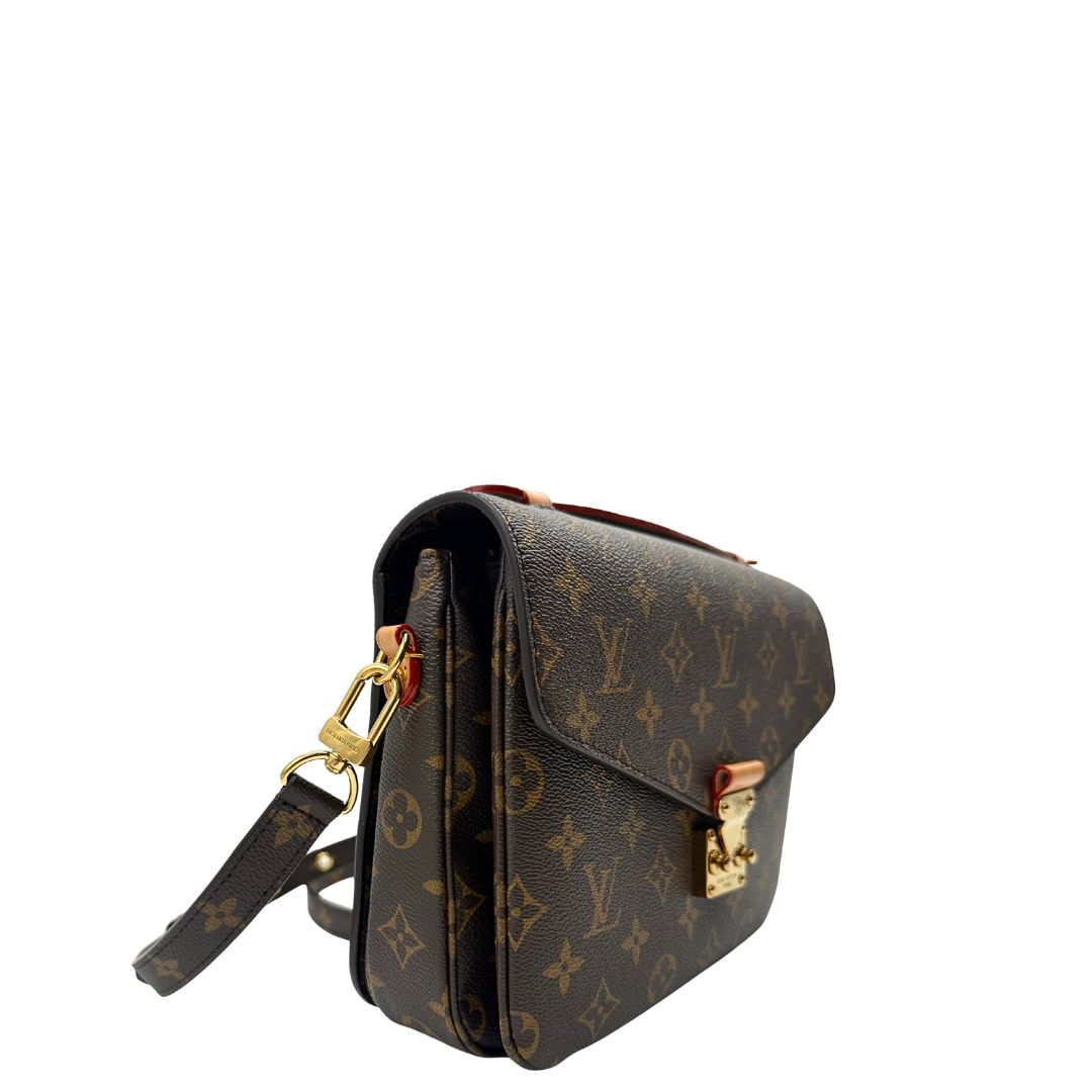 lato Borsa Louis Vuitton Métis in canvas marrone monogram con dettagli in vacchetta naturale e parti metalliche dorate. Munita di un manico singolo e una tracolla regolabile e amovibile. Dotata di scatola e dustbag, di lusso, originale, ottime condizioni. 