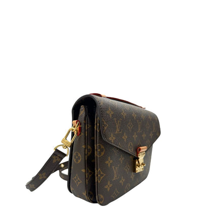 lato Borsa Louis Vuitton Métis in canvas marrone monogram con dettagli in vacchetta naturale e parti metalliche dorate. Munita di un manico singolo e una tracolla regolabile e amovibile. Dotata di scatola e dustbag, di lusso, originale, ottime condizioni. 