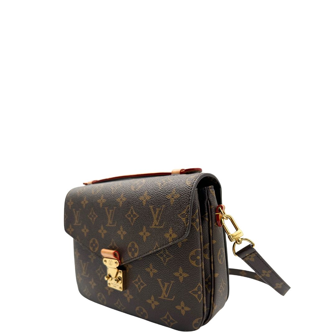 lato Borsa Louis Vuitton Métis in canvas marrone monogram con dettagli in vacchetta naturale e parti metalliche dorate. Munita di un manico singolo e una tracolla regolabile e amovibile. Dotata di scatola e dustbag, di lusso, originale, ottime condizioni. 