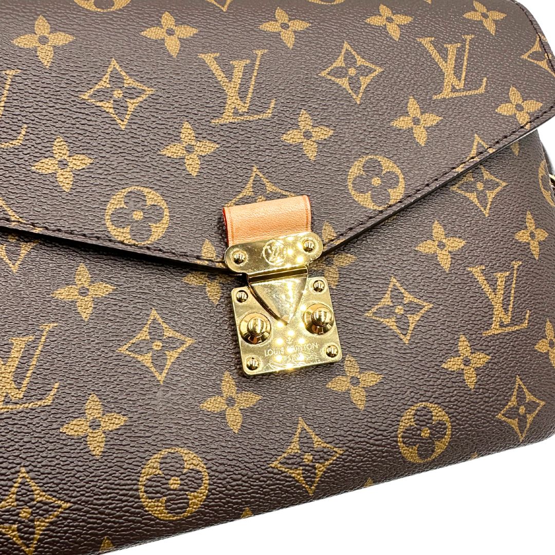 Borsa Louis Vuitton Métis in canvas marrone monogram con dettagli in vacchetta naturale e parti metalliche dorate. Munita di un manico singolo e una tracolla regolabile e amovibile. Dotata di scatola e dustbag, di lusso, originale, ottime condizioni. 