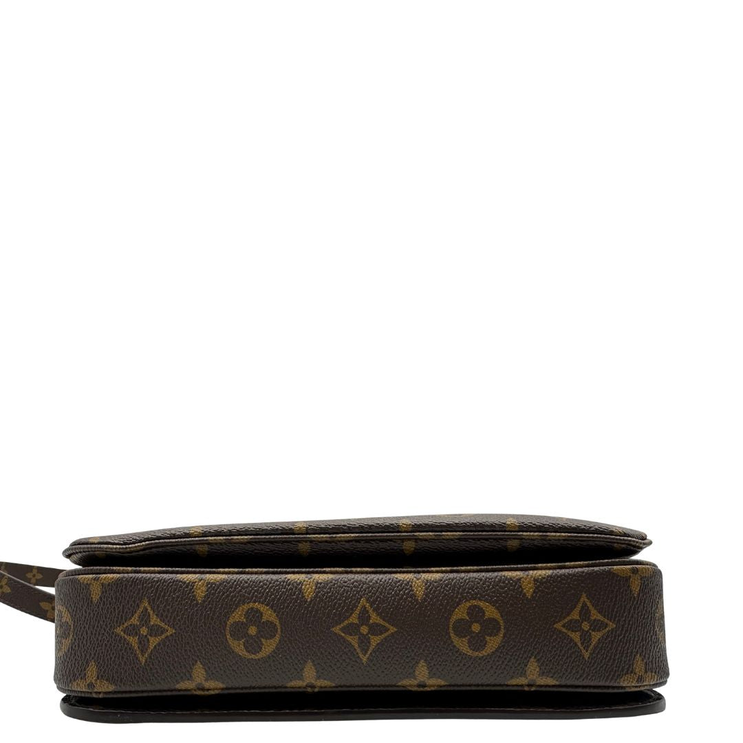 base della Borsa Louis Vuitton Métis in canvas marrone monogram con dettagli in vacchetta naturale e parti metalliche dorate. Munita di un manico singolo e una tracolla regolabile e amovibile. Dotata di scatola e dustbag, di lusso, originale, ottime condizioni. 