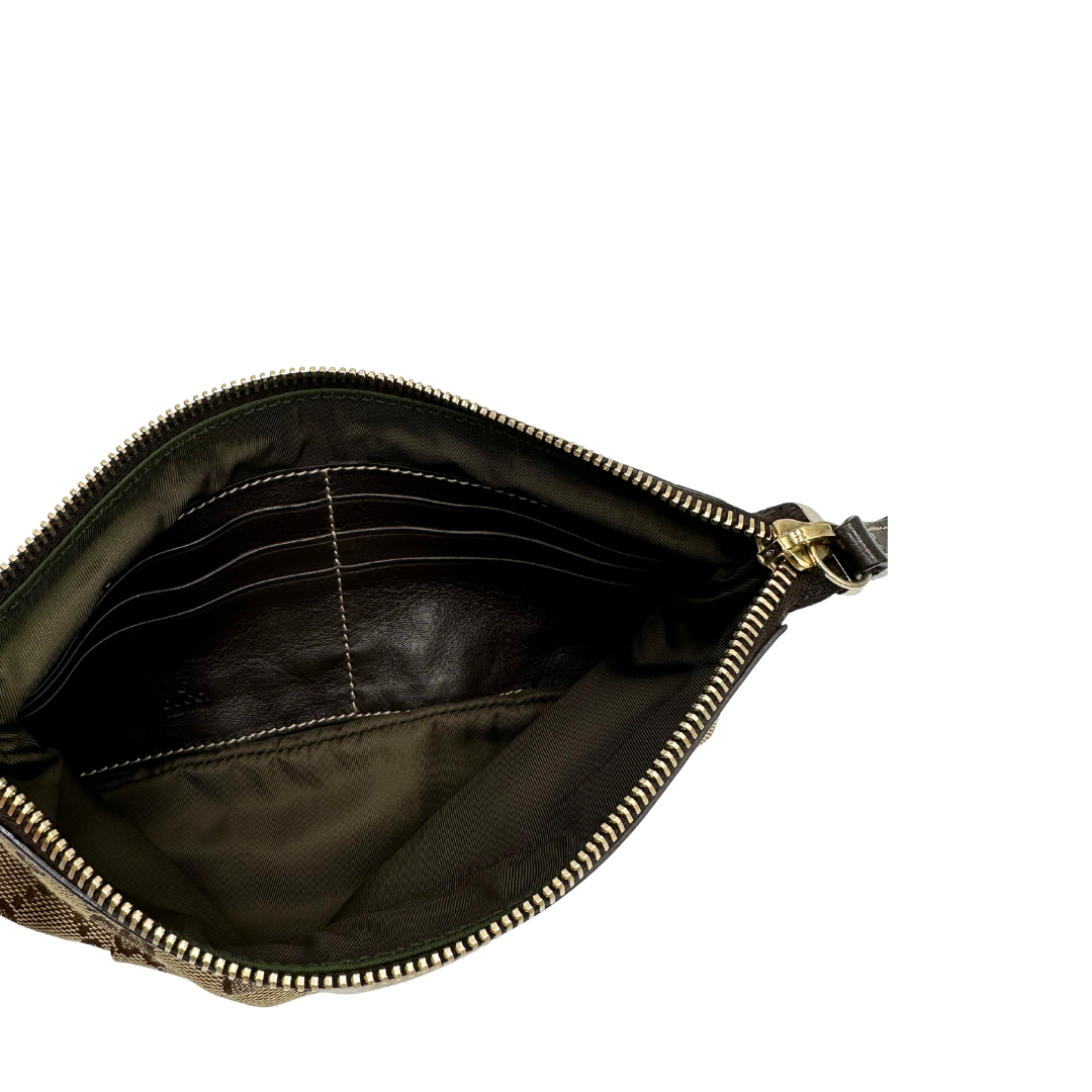 interno Pochette Gucci in tessuto Gucci in tessuto GG beige con finiture in pelle marroni e parti metalliche dorate; munita di un polsino, da portare a mano. Completa di corredo, di lusso, originale, ottime condizioni. 